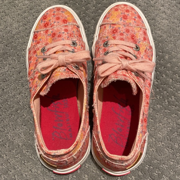 Adorable Summer Sneakers! - Picture 4 of 5